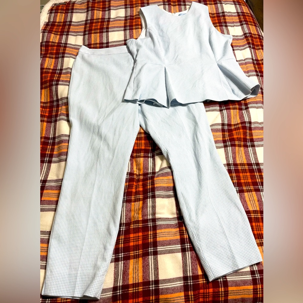 Antonio Melani two piece Women’s sear sucker paint suit. Good condition